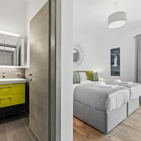 Ibex, A Cote De La Piste De