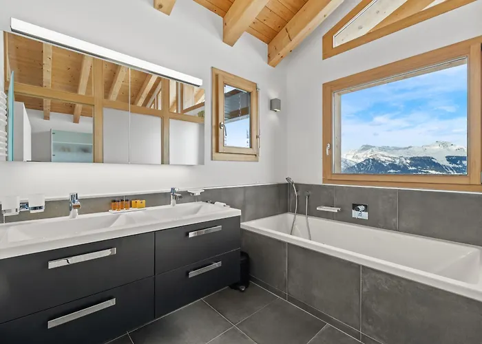 Ibex, A Cote De La Piste De *