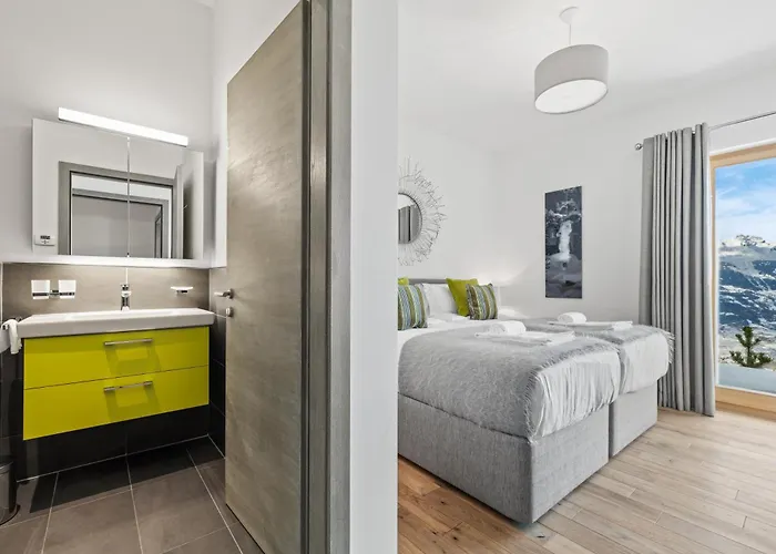 Ibex, A Cote De La Piste De