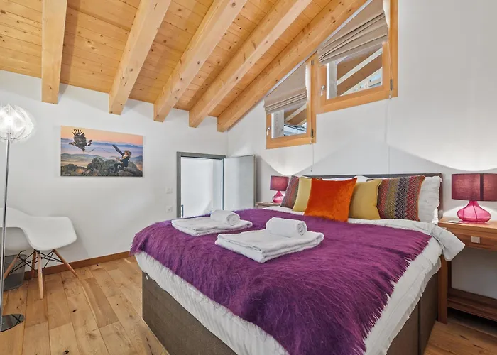 Ibex, A Cote De La Piste De Chalet