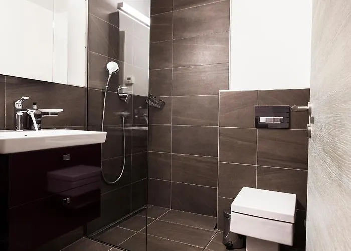 Ibex, A Cote De La Piste De Chalet *